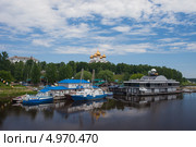 Россия, Ярославль. Вид из ЦПКО на ресторан "Мёд" ("Поплавок") и Успенский собор (2013 год). Редакционное фото, фотограф Литвяк Игорь / Фотобанк Лори