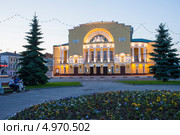 Ярославль, вечерний вид на Академический театр имени Ф.Г. Волкова (2013 год). Редакционное фото, фотограф Литвяк Игорь / Фотобанк Лори