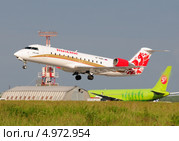 Canadair Regional Jet CRJ-200ER (бортовой VP-BMN) авиакомпании «Руслайн» (RusLine) вылетает из Домодедова (2013 год). Редакционное фото, фотограф Alexei Tavix / Фотобанк Лори