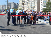 Глава города Тюмени Александр Моор, губернатор Тюменской области Владимир Якушев и генеральный директор ОАО «Мостострой-11» Николай Руссу на открытии новой транспортной развязки по ул.Мельникайте, Тюмень (2013 год). Редакционное фото, фотограф Землянникова Вероника / Фотобанк Лори
