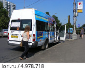 Маршрутка № 265м на остановке, Сокольническая площадь, Москва (2013 год). Редакционное фото, фотограф lana1501 / Фотобанк Лори