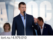 Кандидат в мэры Москвы и депутат Государственной Думы от фракции ЛДПР Михаил Владимирович Дегтярев жестикулирует на сцене на митинге 22 августа 2013. Редакционное фото, фотограф Николай Винокуров / Фотобанк Лори