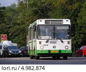 Городской автобус № 68 идет по дороге, Уральская улица, район Гольяново, Москва (2013 год). Редакционное фото, фотограф lana1501 / Фотобанк Лори