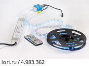Светодиодная лента RGB, блок питания, контроллер и пульт (2013 год). Редакционное фото, фотограф Dmitry29 / Фотобанк Лори
