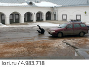 Пешеход падает на проезжей части дороги.  ДТП (2008 год). Редакционное фото, фотограф Татьяна Белова / Фотобанк Лори