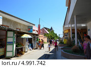 Улица в поселке Канака, идущая через рынок (2013 год). Редакционное фото, фотограф Игорь Кутателадзе / Фотобанк Лори