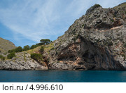 Средиземное море, бухта Са Калобра, Майорка, Испания (2011 год). Стоковое фото, фотограф Юлия Белоусова / Фотобанк Лори