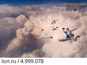 Достигнуть успеха! Бизнесмены прыгают выше облаков. Стоковое фото, фотограф Sergey Nivens / Фотобанк Лори
