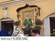 Покровский ставропигиальный женский монастырь. Икона святой блаженной Матроны московской (2013 год). Стоковое фото, фотограф Олег Смагин / Фотобанк Лори