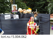 Москва 2013, группа людей показывают спектакль на тему выборов в Мэры города. Редакционное фото, фотограф Дмитрий Неумоин / Фотобанк Лори