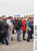 Посетители МАКС-2013 на КПП. Редакционное фото, фотограф Алёшина Оксана / Фотобанк Лори