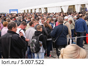 Толпа людей на КПП МАКС-2013. Редакционное фото, фотограф Алёшина Оксана / Фотобанк Лори