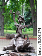 Скульптура Буратино в парке Киева (2009 год). Редакционное фото, фотограф Юрий Брыкайло / Фотобанк Лори
