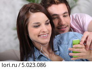 Девушка с плеером и её молодой человек. Стоковое фото, фотограф Phovoir Images / Фотобанк Лори