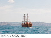 Катание туристов на прогулочном корабле в Коктебеле на Черном море (2013 год). Редакционное фото, фотограф Ольга Липунова / Фотобанк Лори