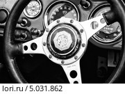 Фрагмент кабины автомобиля MG MGA 1600. Черно-белый. Стилизация. Крупное зерно (2013 год). Редакционное фото, фотограф Sergey Kohl / Фотобанк Лори