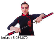 Женщина в японском костюме, с ярким макияжем, вынимает катану из ножен. Изолировано на белом. Стоковое фото, фотограф Elnur / Фотобанк Лори