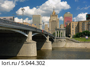 Бородиский мост и здание МИДа в Москве (2013 год). Редакционное фото, фотограф Денис Ларкин / Фотобанк Лори