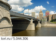 Бородиский мост и здание МИДа в Москве (2013 год). Редакционное фото, фотограф Денис Ларкин / Фотобанк Лори