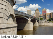 Бородиский мост и здание МИДа в Москве (2013 год). Редакционное фото, фотограф Денис Ларкин / Фотобанк Лори
