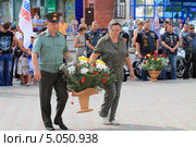 Возложение корзины с цветами от военкомата (2013 год). Редакционное фото, фотограф Анатолий Матвейчук / Фотобанк Лори