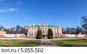 Парк Кадриорг с дворцом в Таллине, Эстония (2013 год). Стоковое фото, фотограф EugeneSergeev / Фотобанк Лори