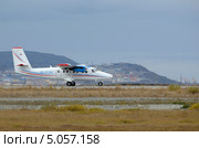 Самолёт DHC-6 (Twin Otter) на взлётной полосе. Чукотка (2013 год). Редакционное фото, фотограф Максим Деминов / Фотобанк Лори