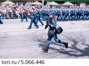 9 мая 2013 г. Пермь, парад войск, военный корреспондент за работой. Редакционное фото, фотограф Александр  Буторин / Фотобанк Лори