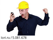 Злой рабочий кричит в сотовый телефон. Стоковое фото, фотограф Phovoir Images / Фотобанк Лори