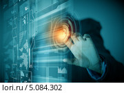 Современные медийные технологии. Бизнесмен нажимает на выбранную иконку приложения. Стоковое фото, фотограф Sergey Nivens / Фотобанк Лори