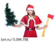 Девушка в костюме Санта-Клауса с игрушечным топром в одной руке и игрушечной ёлкой в другой. Изолировано на белом. Стоковое фото, фотограф Elnur / Фотобанк Лори