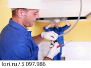 Инженеры подключают электрооборудование. Стоковое фото, фотограф Phovoir Images / Фотобанк Лори