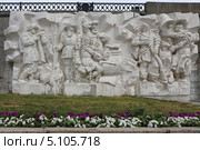 Памятник-барельеф основателям города, г. Екатеринбург (2013 год). Редакционное фото, фотограф Алексей Гусев / Фотобанк Лори