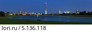 Вечерняя панорама Дюссельдорфа с телебашней Rheinturm, зданием ландтага Северного Рейна-Вестфалии и комплексом зданий Neuer Zollhof по проекту архитектора Фрэнка Гери (2013 год). Стоковое фото, фотограф Михаил Марковский / Фотобанк Лори