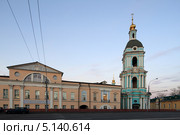 Москва. Городская усадьба Гончарова-Филипповых (1877, архитектор А. Е. Вебер) и храм Троицы Живоначальной в Серебряниках (2013 год). Редакционное фото, фотограф Дмитрий Неумоин / Фотобанк Лори