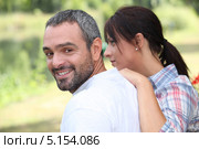 Улыбающийся мужчина и его подруга на природе. Стоковое фото, фотограф Phovoir Images / Фотобанк Лори