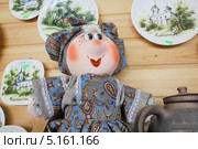 Сувенирная кукла, продаваемая в посёлке Пушкинские Горы Псковской области (2013 год). Редакционное фото, фотограф stargal / Фотобанк Лори