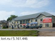 Автостоянка около авто магазина в городе Кимовске Тульской области (2012 год). Редакционное фото, фотограф Малышев Андрей / Фотобанк Лори