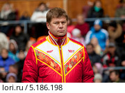 Спортивный комментатор Дмитрий Губерниев в одежде олимпийской сборной комментирует спортивный праздник московской полиции в Лужниках (2013 год). Редакционное фото, фотограф Николай Винокуров / Фотобанк Лори