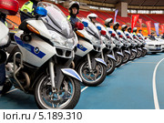 Демонстрация сотрудниками ГИБДД мотоциклов BMW R1200RT на празднике - День московской полиции 19 октября 2013. Редакционное фото, фотограф Николай Винокуров / Фотобанк Лори