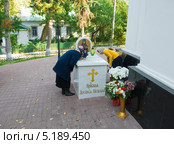 На могиле преподобного Досифея.Киев,Китаевская Пустынь (2011 год). Редакционное фото, фотограф Николай Голицынский / Фотобанк Лори