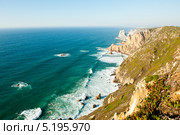 Вид на Атлантический океан с Мыса Рока (Cabo da Roca) - самой западной точки Евразийского континента, Португалия (2013 год). Стоковое фото, фотограф E. O. / Фотобанк Лори