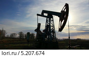 Силуэт нефтяной качалки. Стоковое видео, видеограф Михаил Коханчиков / Фотобанк Лори