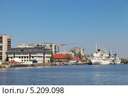 Калининград, городской пейзаж, вид на здание ФГУ "Администрация Морского порта Калининград" и Музей Мирового океана (2013 год). Редакционное фото, фотограф Игорь Долгов / Фотобанк Лори