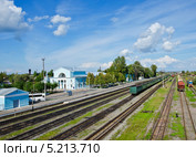 Железнодорожная станция в Старой Руссе, Октябрьская железная дорога, вид на вокзал и пути (2013 год). Стоковое фото, фотограф Алина Сбитнева / Фотобанк Лори