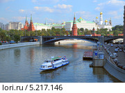 Прогулочный теплоход "Москва-51" отчаливает от причала "Большой Каменный мост" на фоне Кремля. Город Москва (2013 год). Редакционное фото, фотограф Григорий Писоцкий / Фотобанк Лори