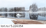 Зимний пейзаж с незамерзающим озером, Карелия. Стоковое фото, фотограф Кекяляйнен Андрей / Фотобанк Лори