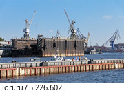 Санкт-Петербург, сухой плавучий док ОАО "Адмиралтейские верфи" (2013 год). Редакционное фото, фотограф Игорь Долгов / Фотобанк Лори