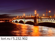 Вид на Троицкий мост ночью, Санкт-Петербург (2013 год). Редакционное фото, фотограф Олег Смагин / Фотобанк Лори