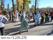 Кришнаиты танцуют на улице, парк Горького, Москва (2013 год). Редакционное фото, фотограф lana1501 / Фотобанк Лори